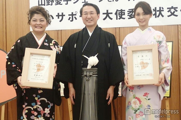 (左から)山野愛子ジェーン氏、鳥取県知事・平井伸治氏、押切もえ