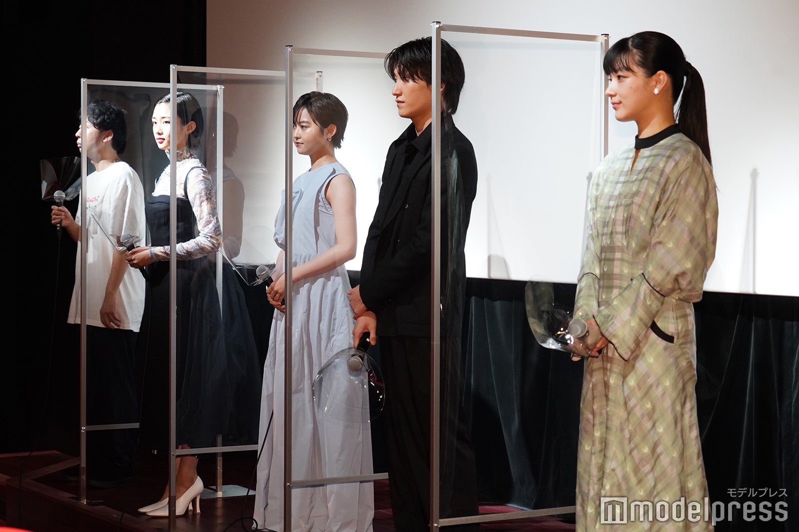 （左から）松本壮史監督、河合優実、伊藤万理華、金子大地、祷キララ（C）モデルプレス