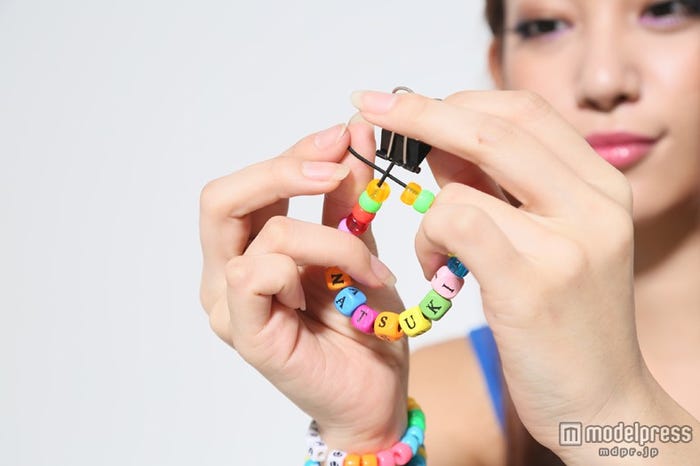 ビーズを全部通したらしっかりゴムを結ぶ