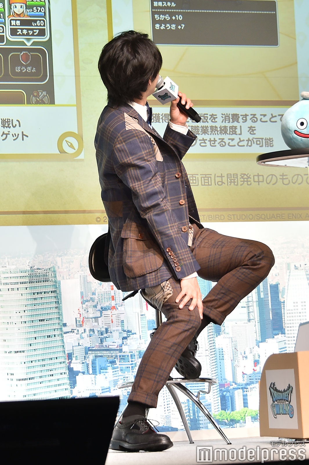 記者に背中ばかり向けていることを気にしながらもドラクエの新情報に夢中な中村倫也（C）モデルプレス