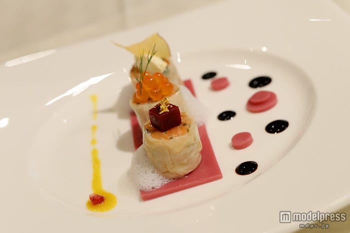 サーモンのタルタルを紫芋のシートと共に 黒胡椒の香るミルクフォーム添え