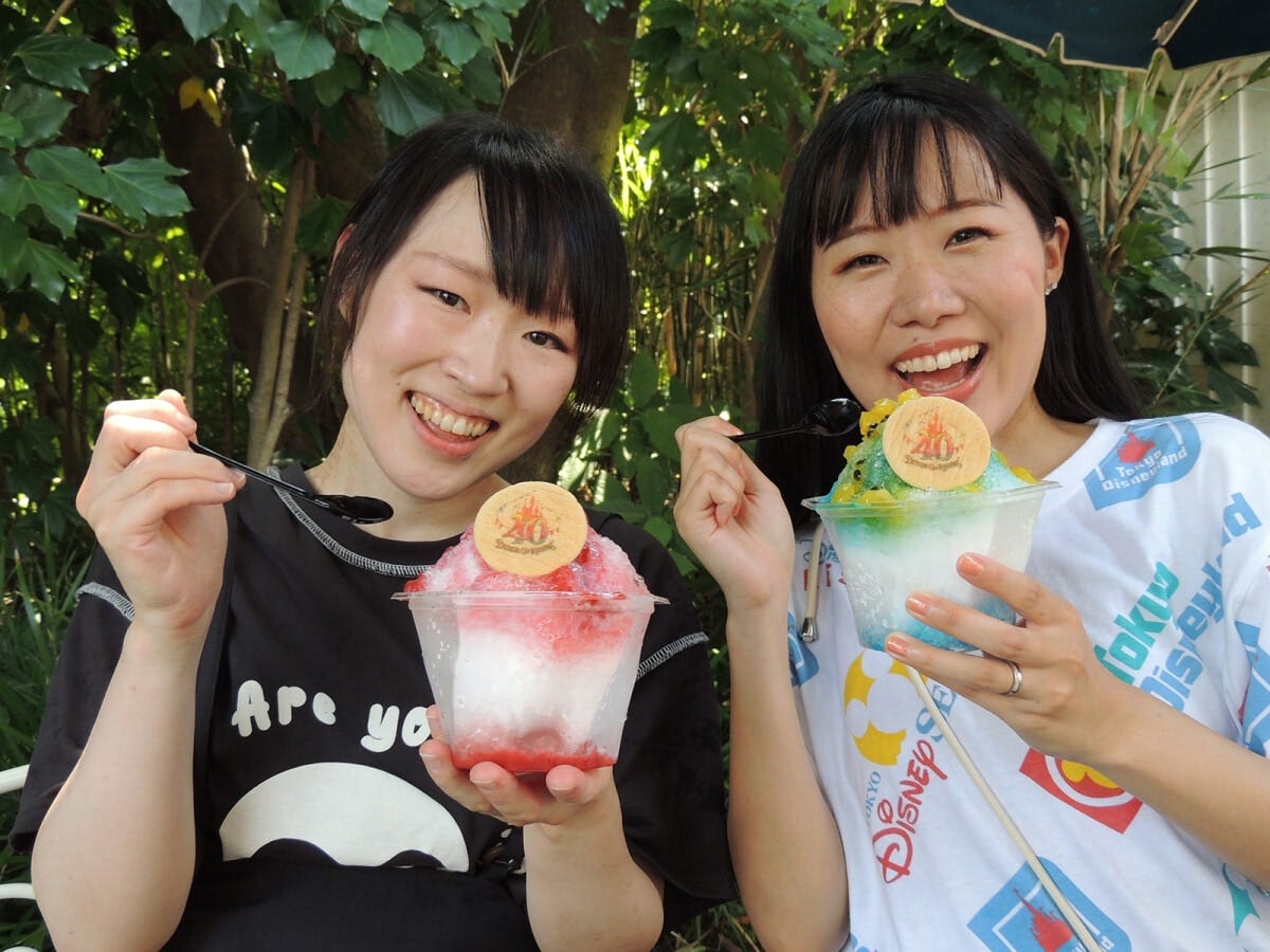 「プラザパビリオン・レストラン」にはシェイブアイス 各700円が登場。ストロベリーミルク（左）とトロピカルフルーツ＆オレンジ（右）があります