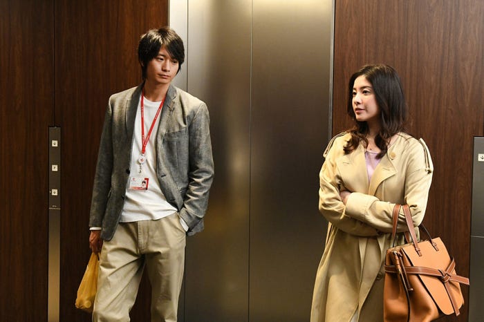 向井理、吉高由里子/「わたし、定時で帰ります。」第1話より(C)TBS