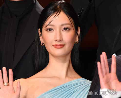 菜々緒、大胆スリットで美脚披露<TOKYO MER~走る緊急救命室~>