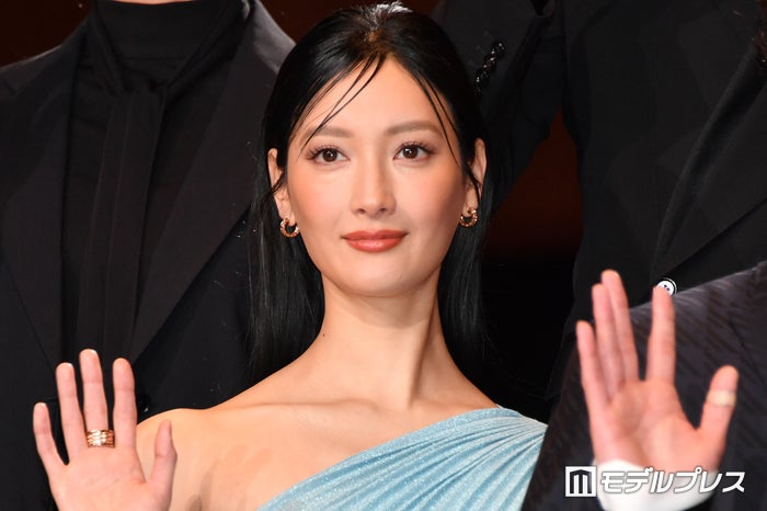 菜々緒、真紅ドレスでの書道姿披露 美文字に反響「達筆すぎる」「姿も文字もかっこいい」
