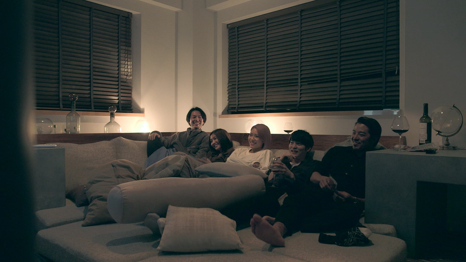 テラスハウスを視聴するメンバー「TERRACE HOUSE TOKYO 2019-2020」42nd WEEK（C）フジテレビ／イースト・エンタテインメント