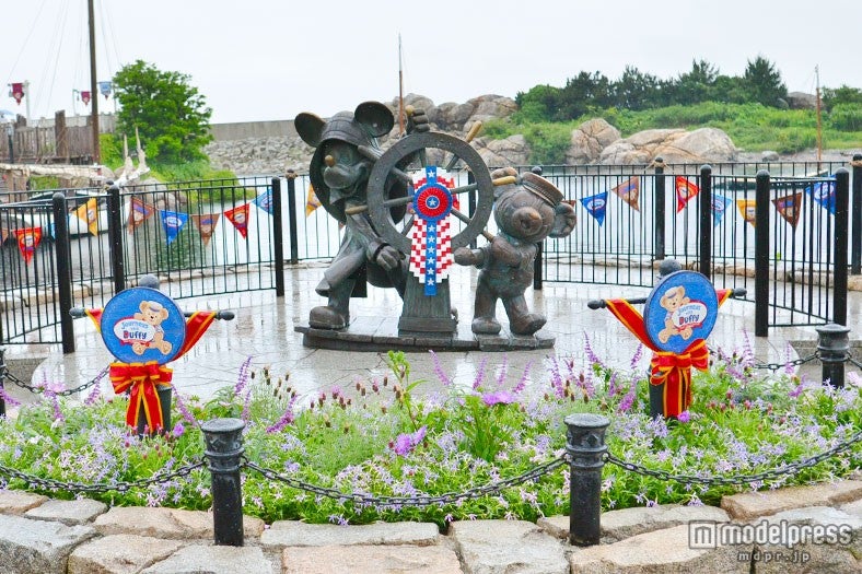 ミッキーとダッフィーが舵を切る像