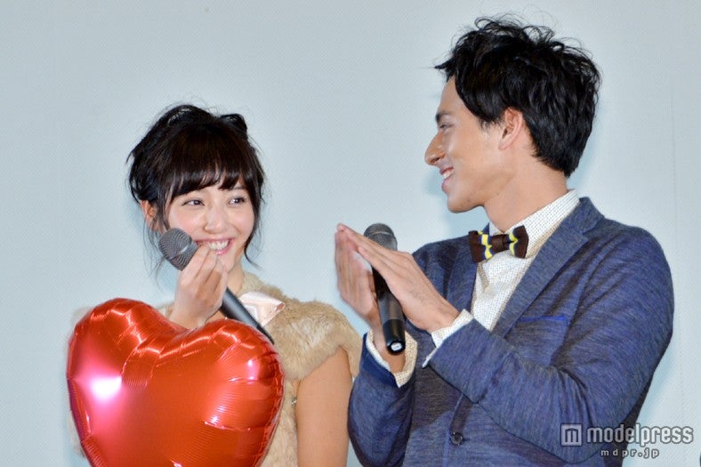 （左より）佐々木希、満島真之介