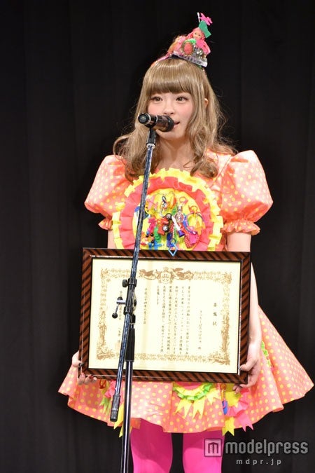 スピーチを行うきゃりーぱみゅぱみゅ