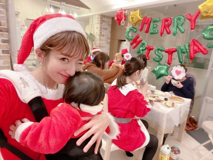 辻希美 サンタ姿で 手作りクリスマスディナー を囲む家族らの写真を公開 今日も我が家は モデルプレス