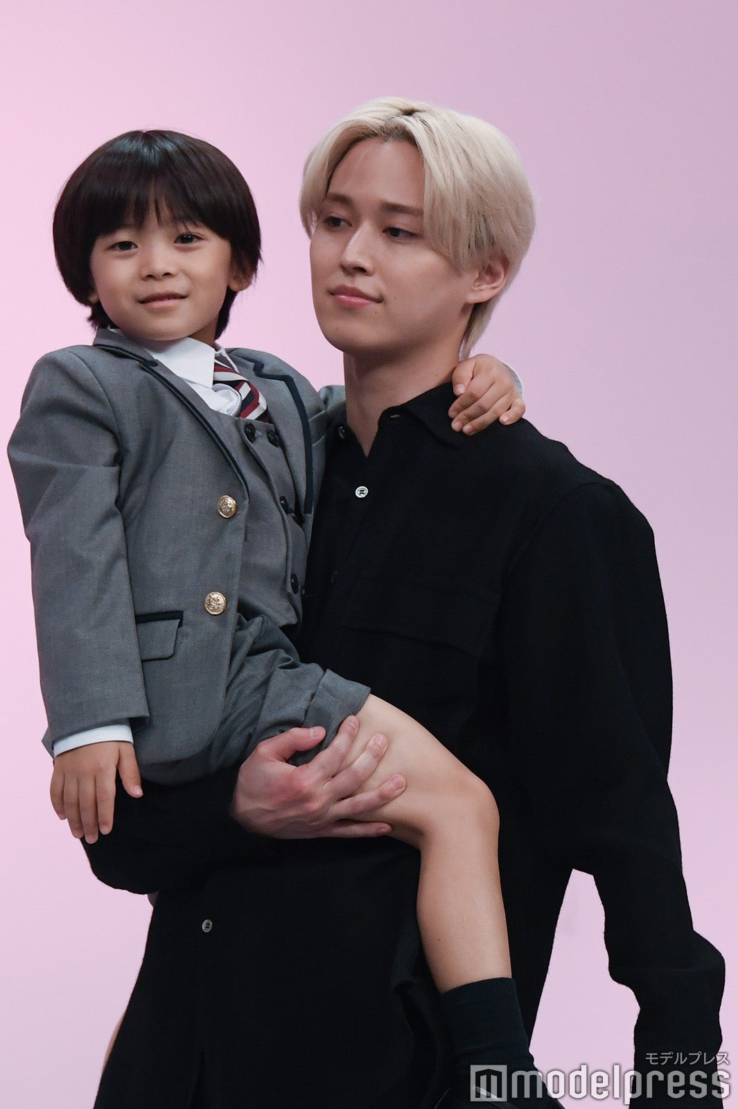 仲良く退場する佐藤大空、白岩瑠姫（C）モデルプレス