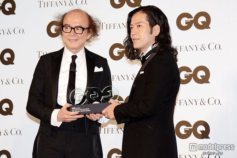 又吉直樹（右）