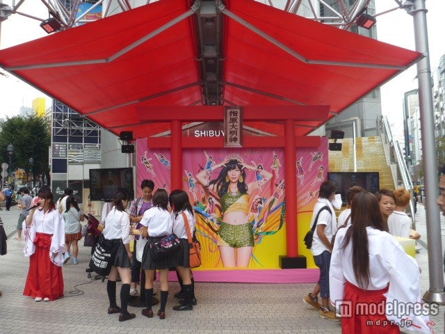 指原莉乃が渋谷109をジャック　“指原大明神”にファン殺到