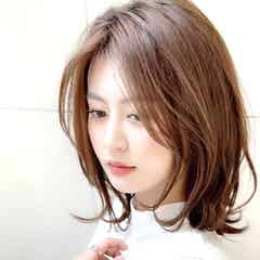 くびれミディアムで40代のおしゃれを叶える 大人女性に似合う上品な髪型 モデルプレス くびれミディアムで40代のおしゃれを叶える 大人女性に似合う上品な髪型 モデルプレス