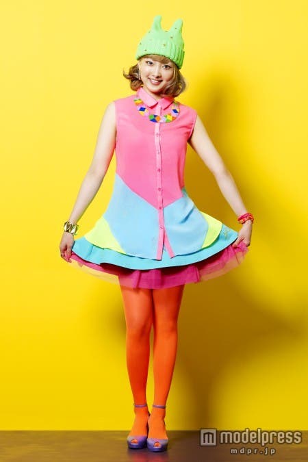 日本のファッションブランドからチョイスしたヴィヴィッドなコーディネートで“カワイイ”を表現