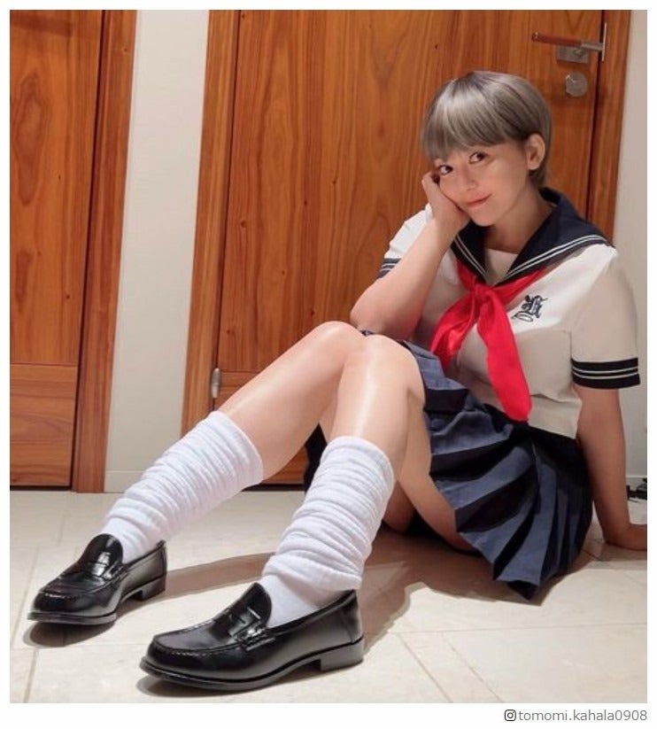 華原朋美、ベリーショート＆ミニスカセーラー服コスプレ姿披露で反響「めっちゃかわいい」