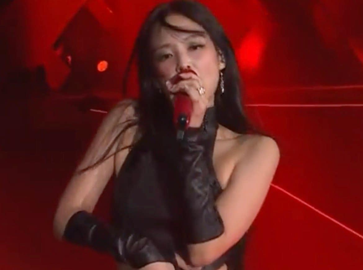 大トリに女王・ジェニー降臨！「生歌つええ」「伝説のステージ」大勢のダンサー従え会場を飲み込む圧巻パフォーマンス！男性ダンサーとの妖艶な絡みも