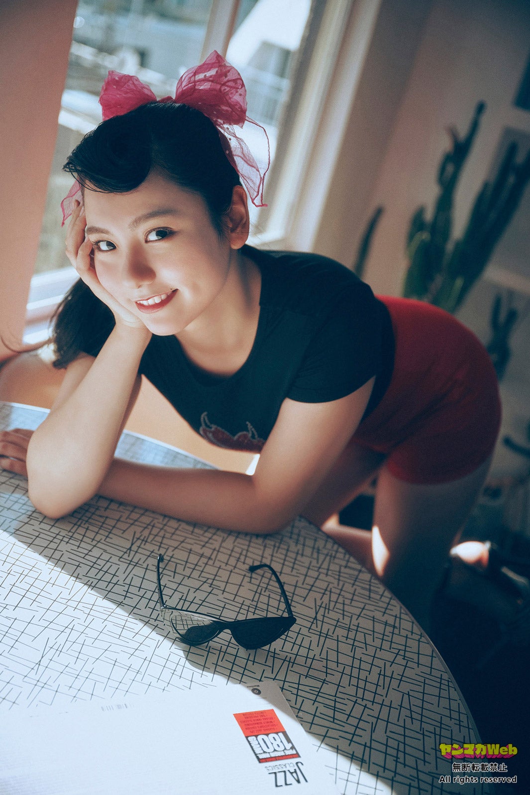 「ミスマガジン2023」審査員特別賞・吉井しえる、バンドゥビキニで豊満バストこぼれる