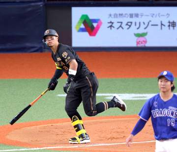 阪神・佐藤輝 待望の後半戦1号 黒虎ユニで特大一発 5年連続京セラ弾も痛恨九回逆転負け 巨人負け単独首位変わらず