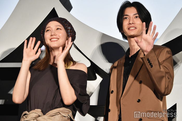 本田翼、渡邊圭祐(C)モデルプレス