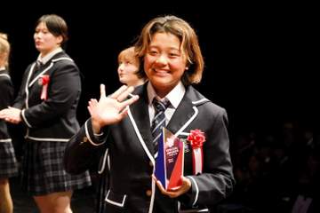 サーフィン ロス五輪へ期待の18歳ニューヒロイン・池田美来がN高卒業式に出席 決意新た「池田美来という名前をどんどん世界に広めたい」