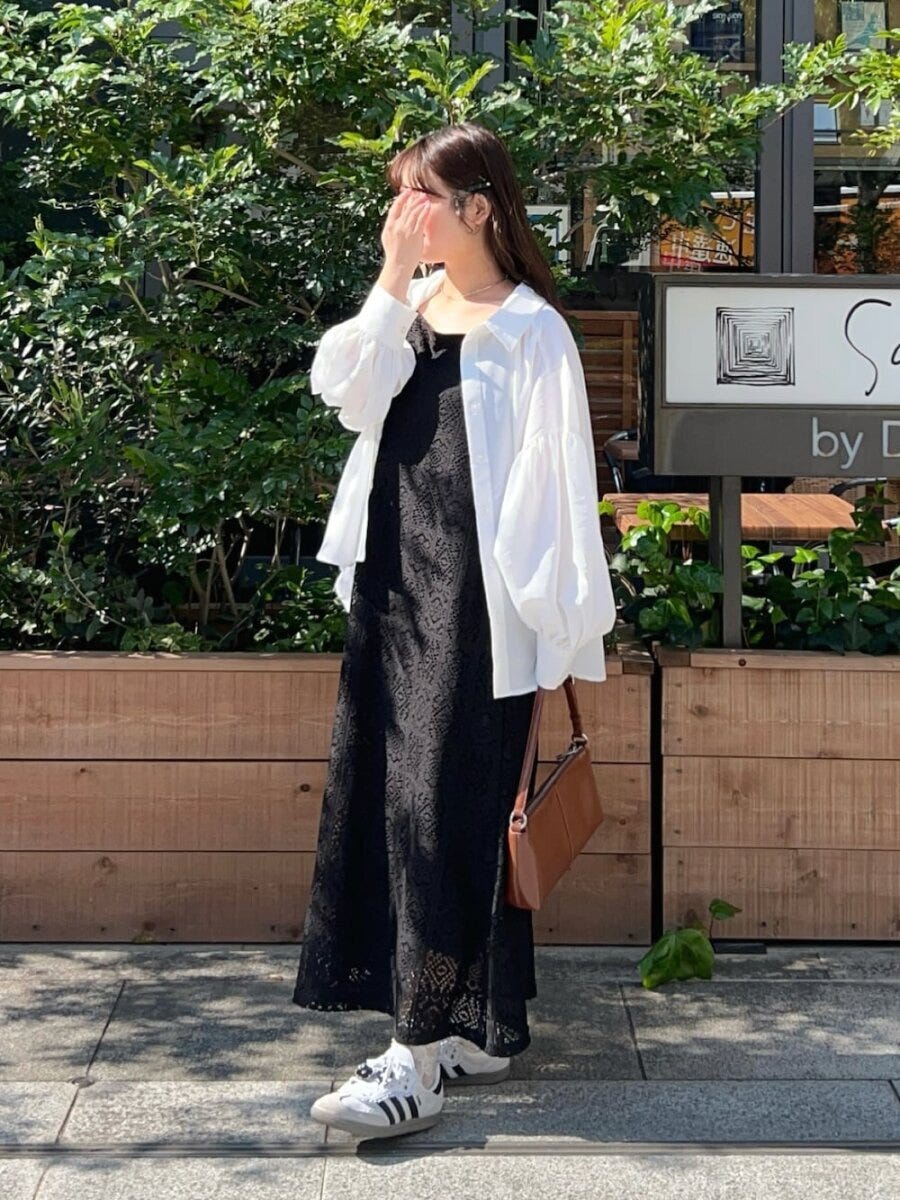 2026春大人女性おすすめ黒キャミワンピ白シャツ羽織りコーデ