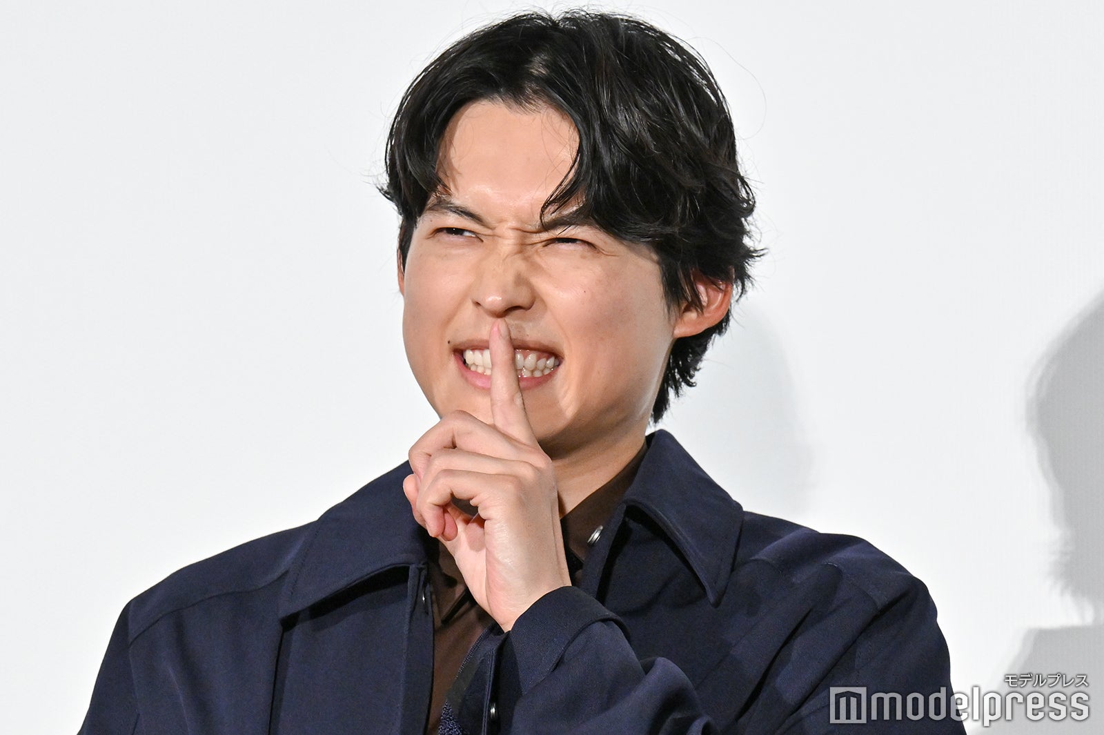 クスクス笑う観客に向かって“しーっ”のポーズをしていた松村北斗（C）モデルプレス