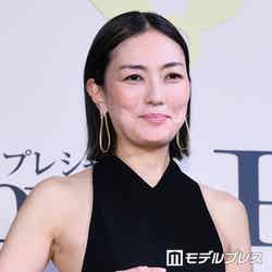 (画像8/18) 板谷由夏、美背中ざっくりドレス姿で登場「50歳を目の前にして人として女性としていろんなことを考える1年だった