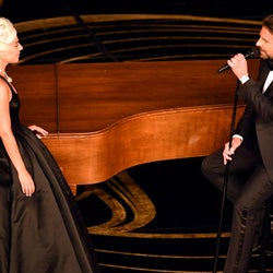 レディー・ガガ、涙の受賞 ブラッドリー・クーパーと「Shallow」感動的デュエットも<第91回アカデミー賞>