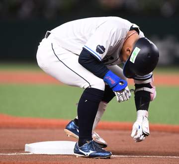 西武・桑原が初回に負傷交代 左足を痛めたか 三塁打放つも三塁の手前で失速 ベース上でしゃがみ込む