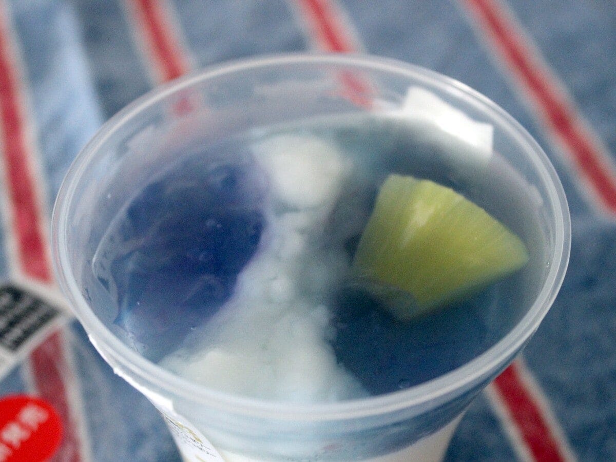 青いゼリーが夏の夜空をあらわしているよう