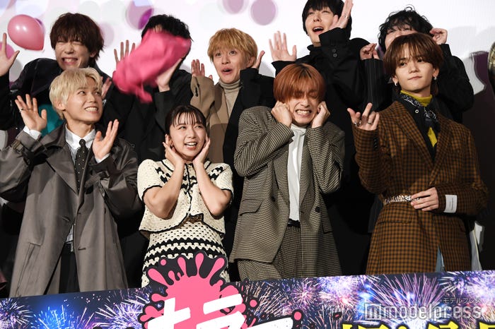 割れる風船にひたすら怯える高橋恭平、風船の行方を見守る上白石萌歌&木村柾哉、決してブレずにポーズを決める中島颯太(C)モデルプレス