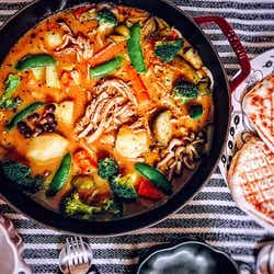 モデルプレス - キャンプ初心者でも作れる簡単レシピ16選!手軽で美味しいアウトドアグルメに挑戦
