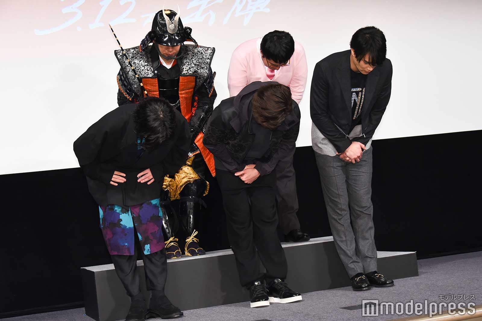 （前列左から）渡邊圭祐、 新田真剣佑、鈴木伸之（後列左から）マヂカルラブリー野田クリスタル、村上 （C）モデルプレス