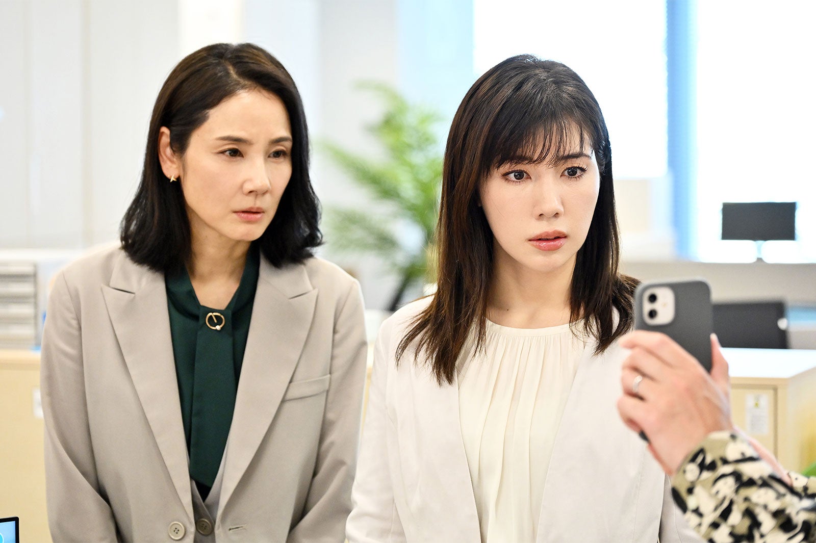 吉田羊、仲里依紗（C）「不適切にもほどがある！」最終話より