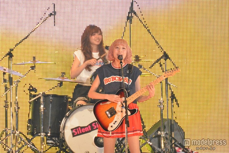 ドラム：ひなんちゅ、ボーカル＆ギター：すぅ