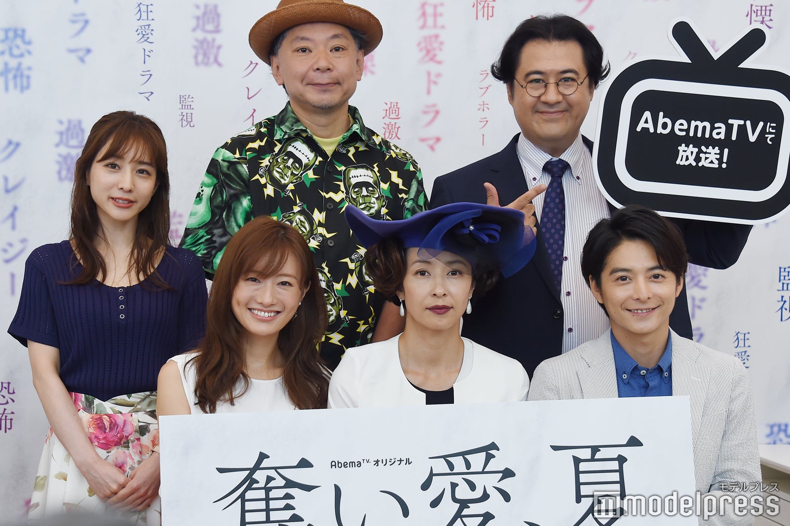 囲み取材の様子 （C）モデルプレス