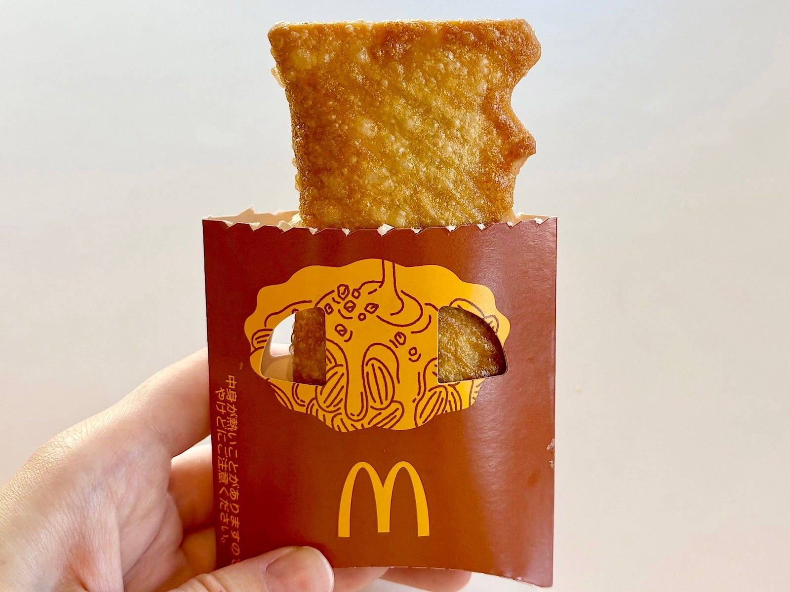 「塩キャラメルアーモンドパイ」220円（税込） 