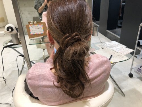 巻き付けた髪をピンで留める