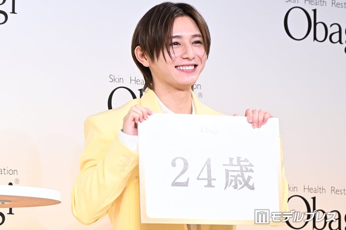 Hey! Say! JUMP山田涼介、肌年齢“24歳”に笑顔溢れる「オバジカラー」イエロースーツが新鮮