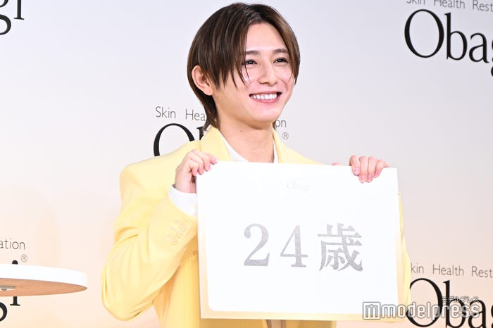 肌年齢診断「24歳」と結果が出て思わず笑みがこぼれる山田涼介(C)モデルプレス