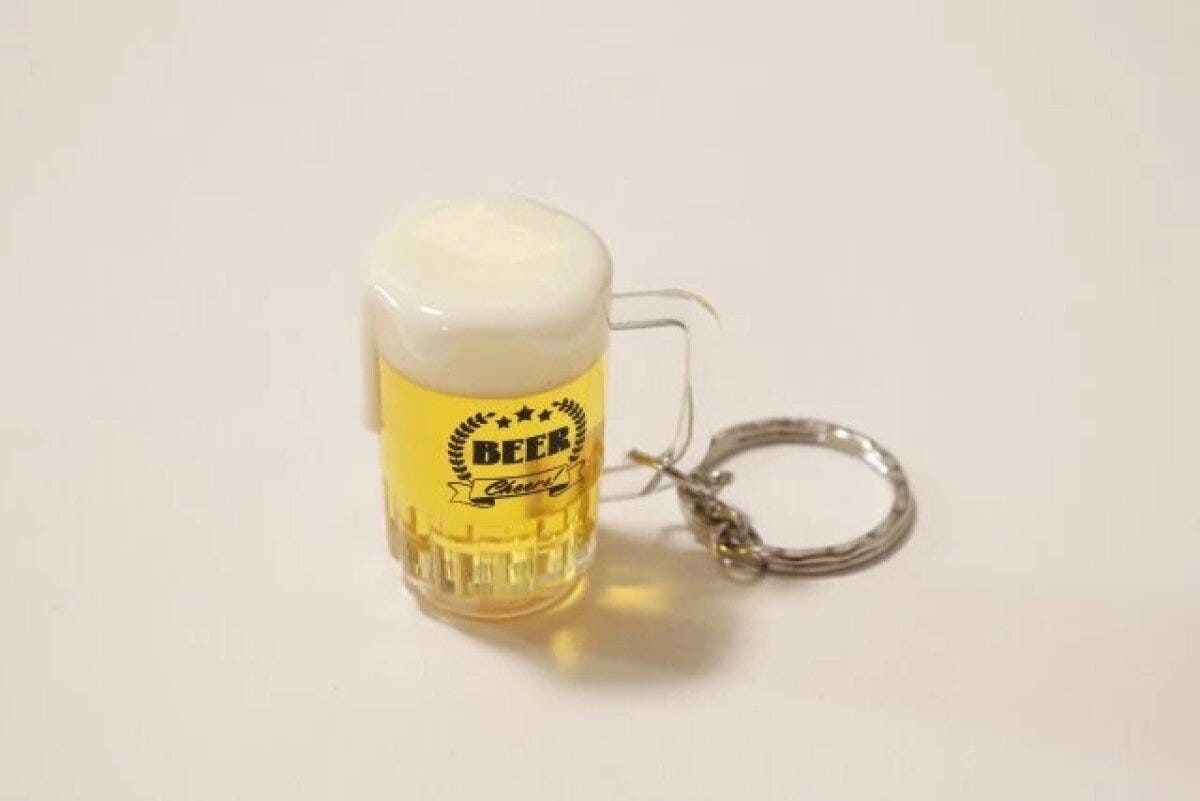 泡が溢れるビールジョッキ型のキーホルダー。BEERの文字入り 泡が溢れるビールジョッキ型のキーホルダー。BEERの文字入り