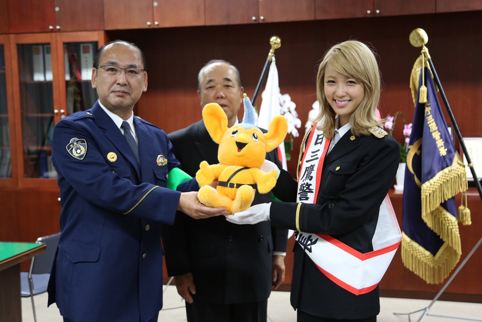 Dream Ami、初の一日警察署長に　チラシ配りも