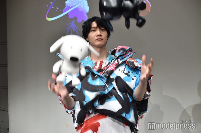 どおりいぬで遊ぶ桜田通(C)モデルプレス