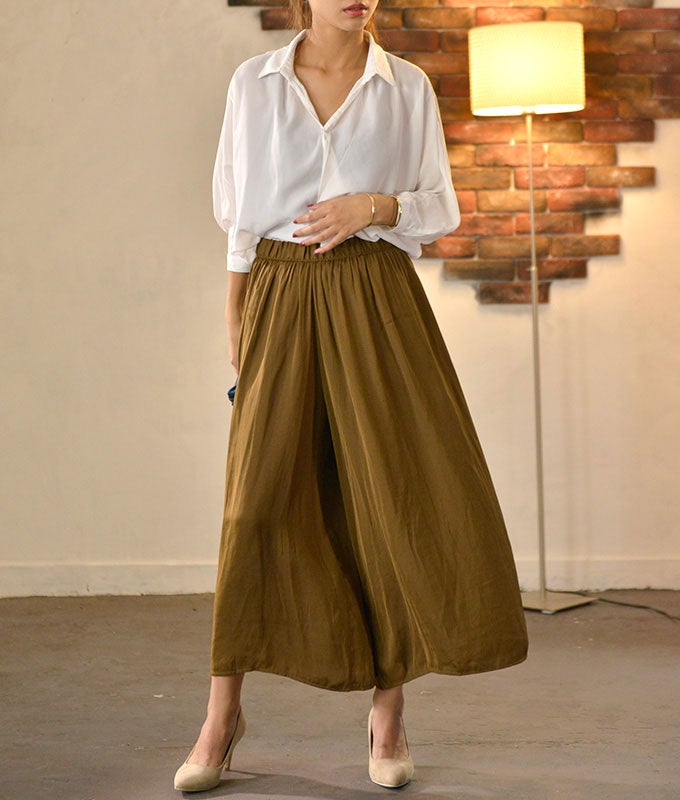 大人カラーのサテンワイドパンツ「coca」6,990円（税込）／画像提供：coca