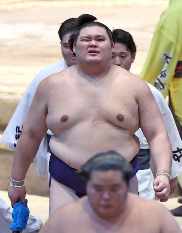 波乱の4日目 横綱大の里が痛恨3敗目、土俵際ジャンプも物言い→軍配差し違えで黒星に 無敗だった3関脇が総崩れ 安青錦は義ノ富士に屈し初黒星