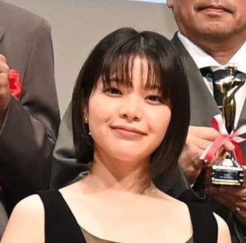 岸井ゆきの 横向きの透け感が上品！150cm似合うパンツドレスで授賞式登壇 お手本にしたいっ