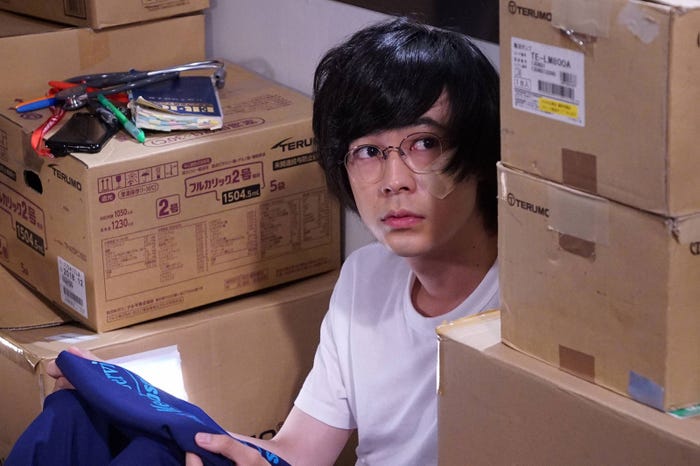 ランウェイで見せる姿とはまるで別人!?メガネにボサボサ頭の灰谷先生で新境地(成田凌)/「コード・ブルー」より(画像提供:フジテレビ)