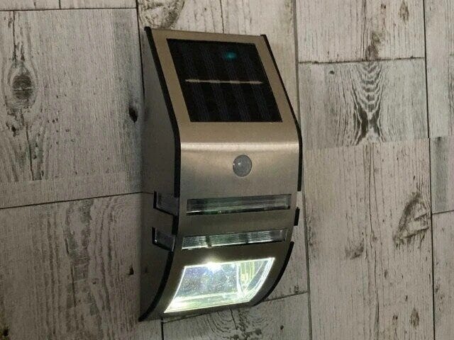 ダイソーの優秀なソーラーセンサーライト