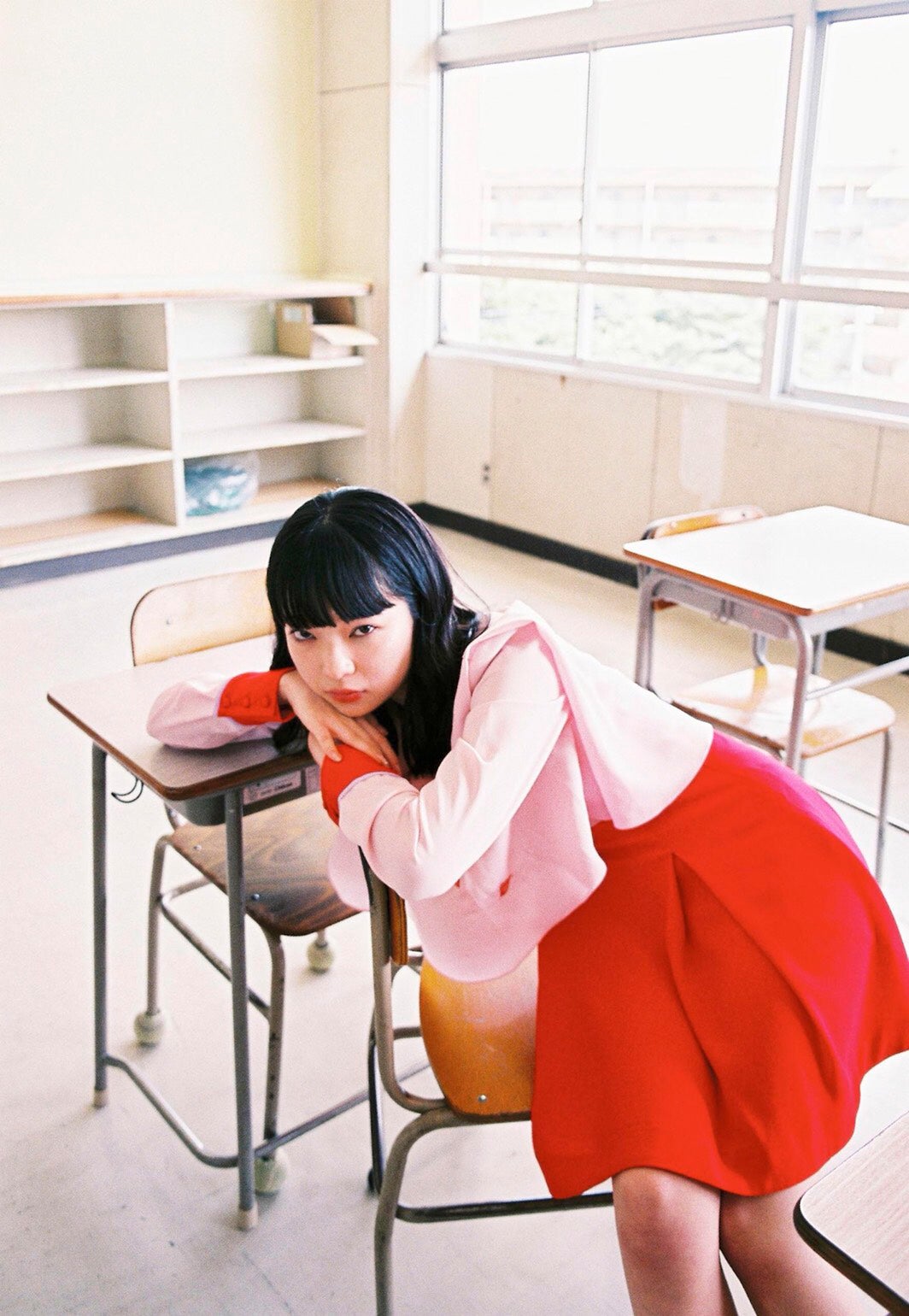 母校での撮影（C）田中芽衣スタイルブック『0-18』（ゼロカラジュウハチ）／KADOKAWA（C）シオヤミク